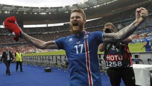 Aron Gunnarsson, el capitán de Islandia, eufórico tras la victoria sobre Austria.