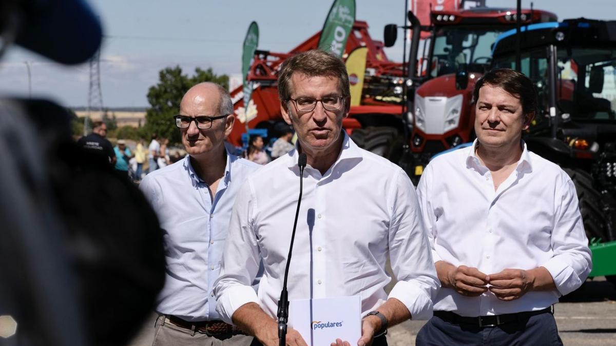 El presidente del PP, Alberto Núñez Feijóo, y el presidente del PP de Castilla y León, Alfonso Fernández Mañueco, derecha, visitan la Feria del Sector Agropecuario Salamaq 22. | David Arranz - Ical