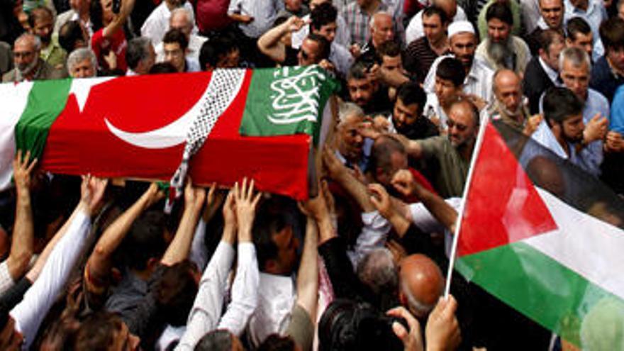 Multitudinario funeral por las víctimas del asalto israelí