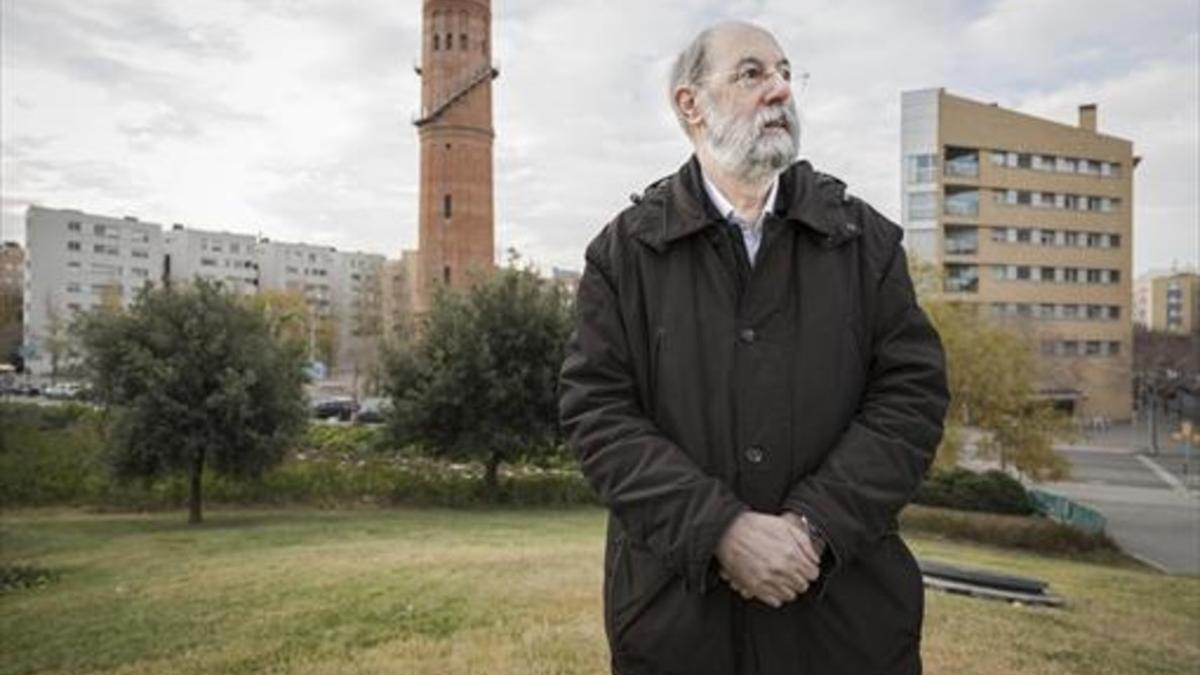 Jordi Fossas, delante de la torre de las Aigües, en el Poblenou.