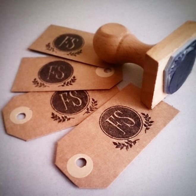 Invitaciones de boda con aire rústico: hecha a mano, la etiqueta con las iniciales de los novios da un toque delicado