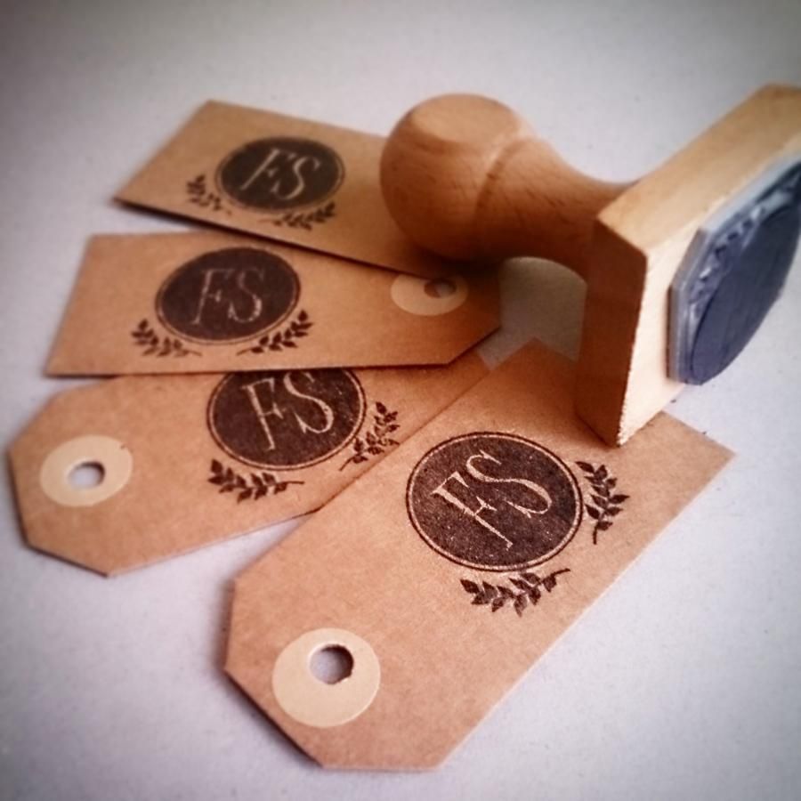 Invitaciones de boda con aire rústico: hecha a mano, la etiqueta con las iniciales de los novios da un toque delicado