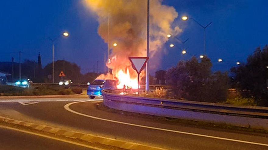 Un coche se incendia en la salida de Llucmajor a Campos