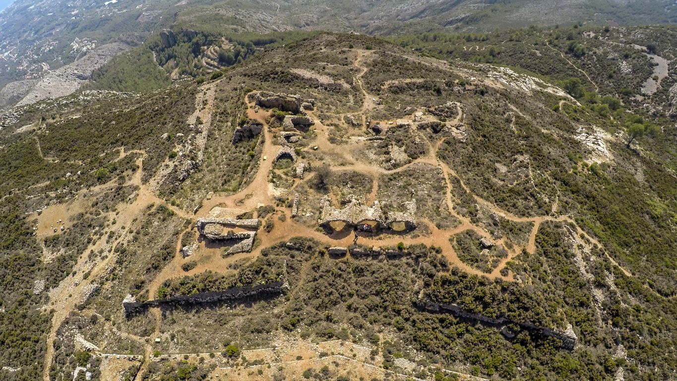 Lo que queda del castillo, declarado Bien de Interés Cultural.