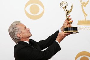 L’actor Michael Douglas mostrant l’Emmy de millor actor de minisèrie per ’Behind the Candelabra’.