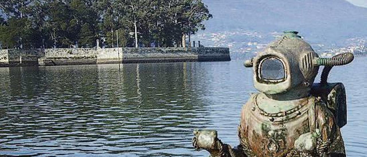 Vista do monumento ao capitán Nemo na ensenada de San Simón. FOTO: ELI REGUEIRA