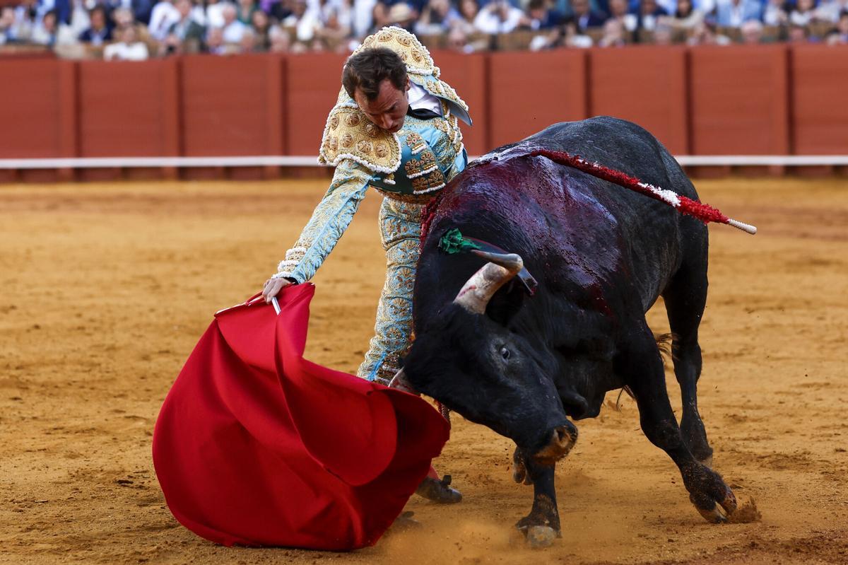 El diestro Román con su primer toro este domingo en la Real Maestranza.