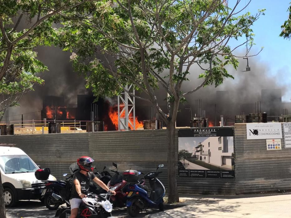 El incendio se declara en un edificio okupado en Es Viver