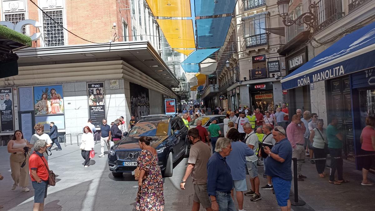 Dos coches entran a la céntrica calle Carmen de Madrid, peatonal, para llegar hasta el parking.
