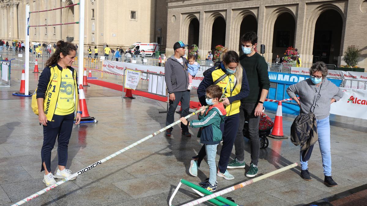 Los niños pudieron aprender los secretos del salto con pértiga.