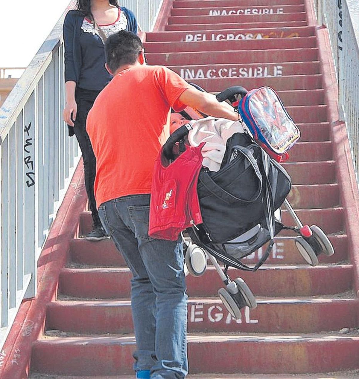 Pasarela Amparo Iturbi antes de la rampa instalada en 2012