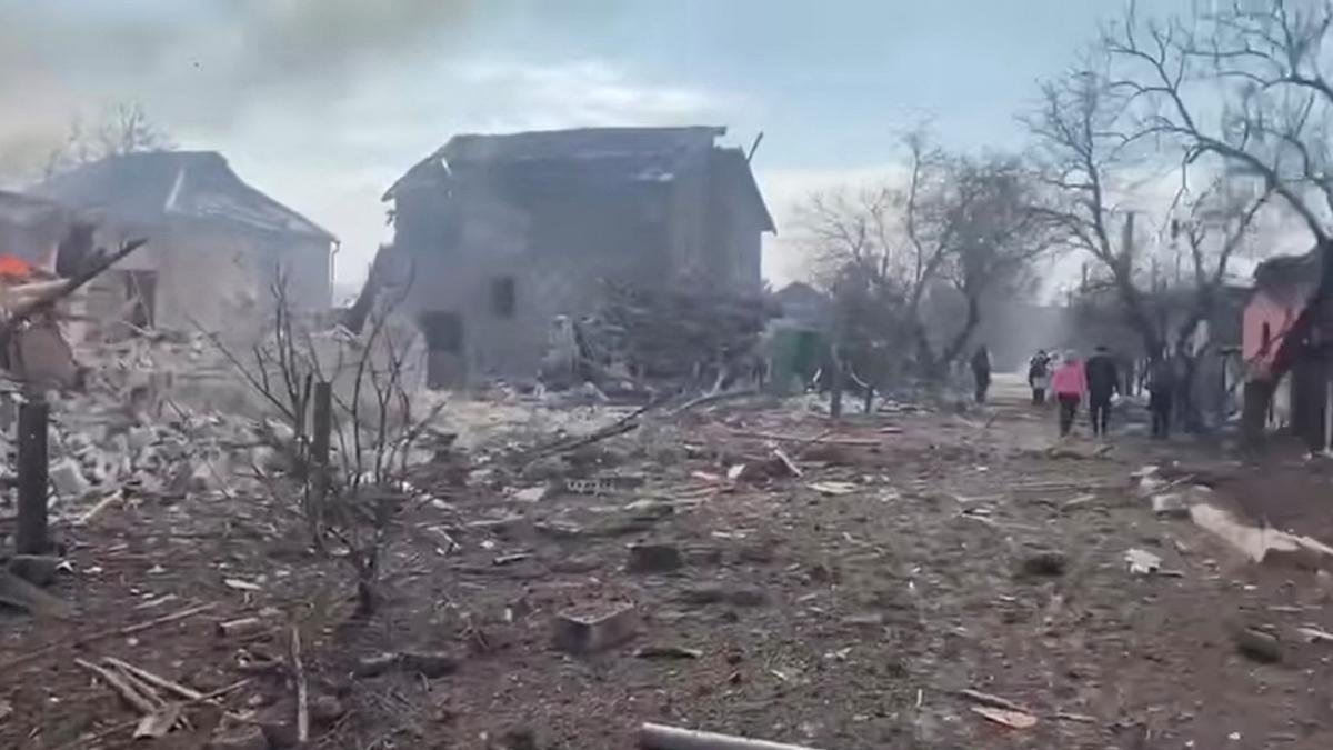 Los destrozos causados por un bombardeo de artillería las tropas rusas en una zona residencial, en Mariupol.