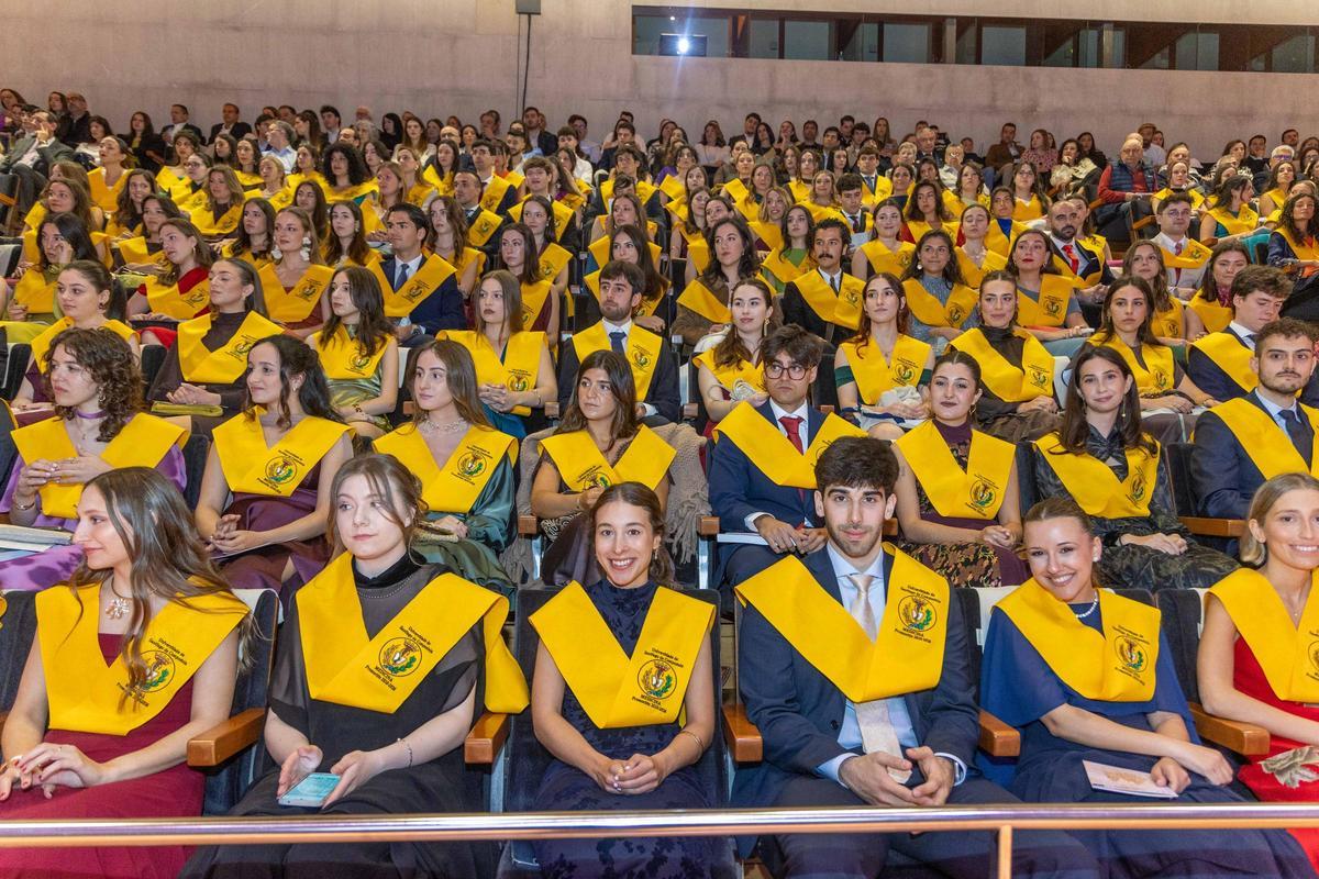 Trescientos alumnos de Medicina de la USC se gradúan con Victoria Sampayo y Andrés Soto como padrinos de la promoción Trescientos alumnos de Medicina de la USC se gradúan con Victoria Sampayo y Andrés Soto como padrinos de la promoción