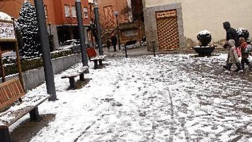 El fort vent evita les nevades a Girona i causa una sensació tèrmica de -10 graus