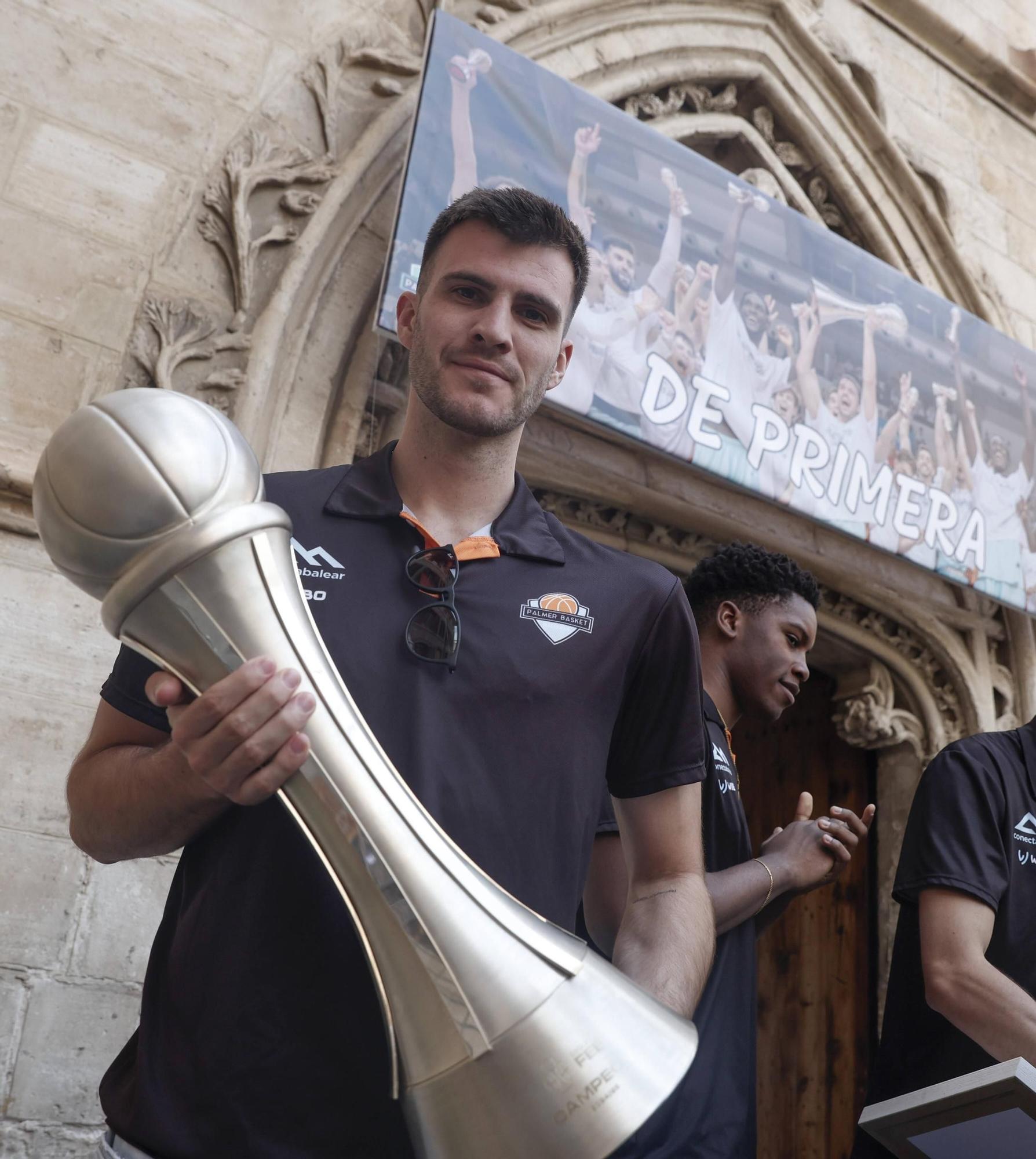 La celebración del ascenso del Palmer Basket en el Consolat de Mar.