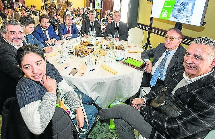 Ana Belén Berná, teniente de alcalde de Callosa de Segura; Francisco José Maciá, alcalde de Callosa de Segura; Juan Rodríguez y Jorge Quirant, gestores de Banca de Empresas de CRC; Ezequiel Moltó, director de Comunicación de Vectalia; David Beltrá, presidente de Mármol de Alicante; Jorge Morales, director de zona de Alicante de CRC; Antonino Fabregat, de Central Hisumer; y Eduardo G. Rodríguez, del Ayuntamiento de Orihuela.