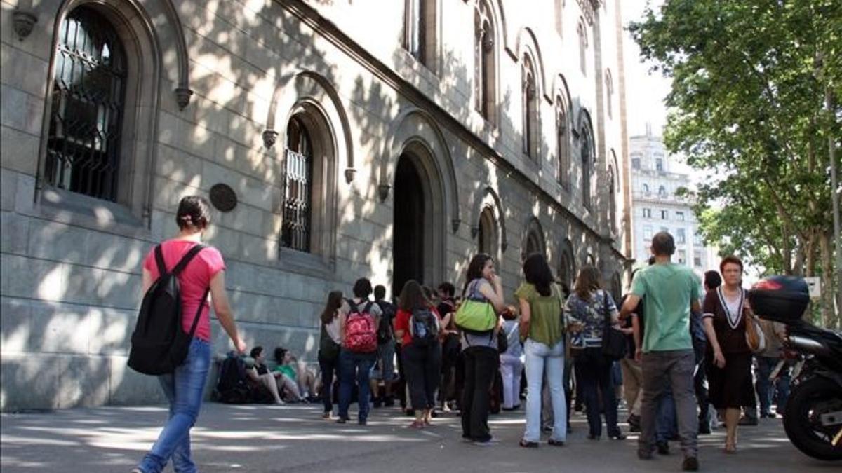 Exterior del edificio del Rectorado de la Universitat de Barcelona (UB).