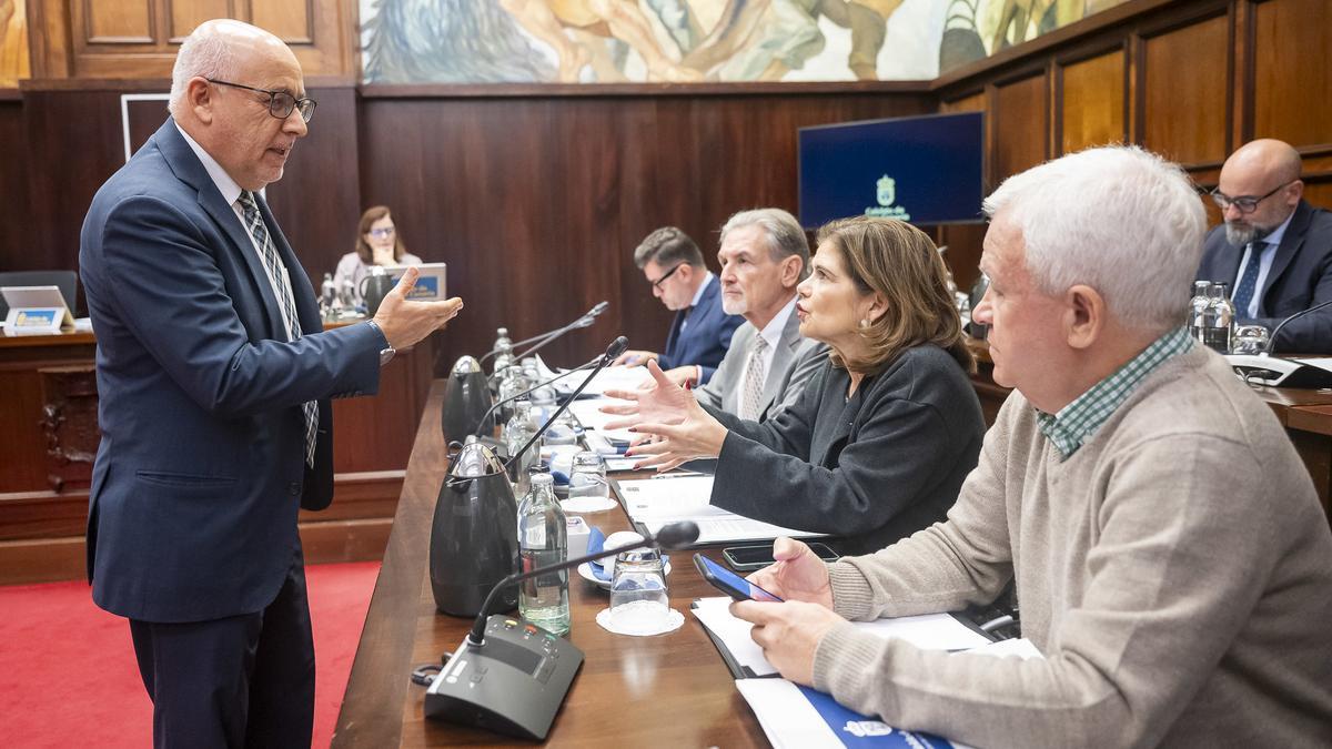 El presidente Morales habla con los consejeros del gobierno insular, con Carmelo Ramírez en primer término y Teodoro Sosa al fondo