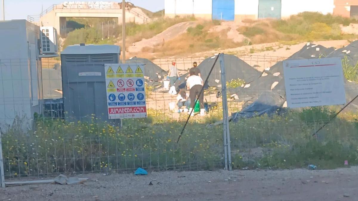 El UCOMA inspecciona la parcela municipal contaminada de Los Mateos en Cartagena este miércoles