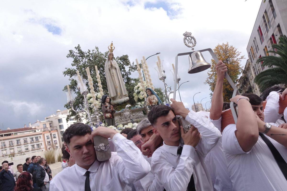 Procesión de la Virgen de Fátima por el barrio de La Trinidad, estrenando la ampliación del trono