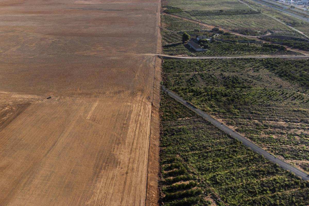 Límite de los terrenos de la gigafactoría a vista de dron.
