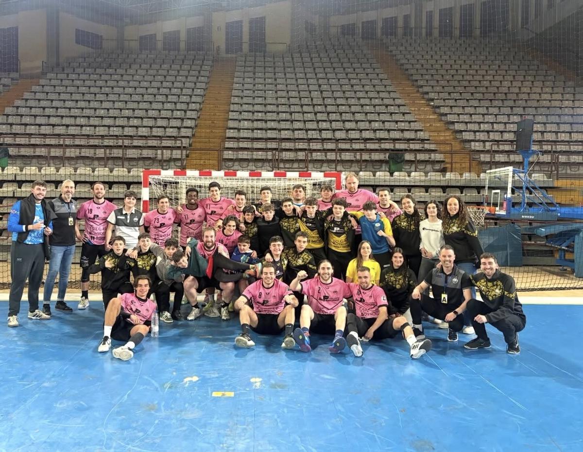 La primera plantilla del Vetusta y los jugadores de los equipos cadetes celebran el triunfo en el Palacio de los Deportes de León.