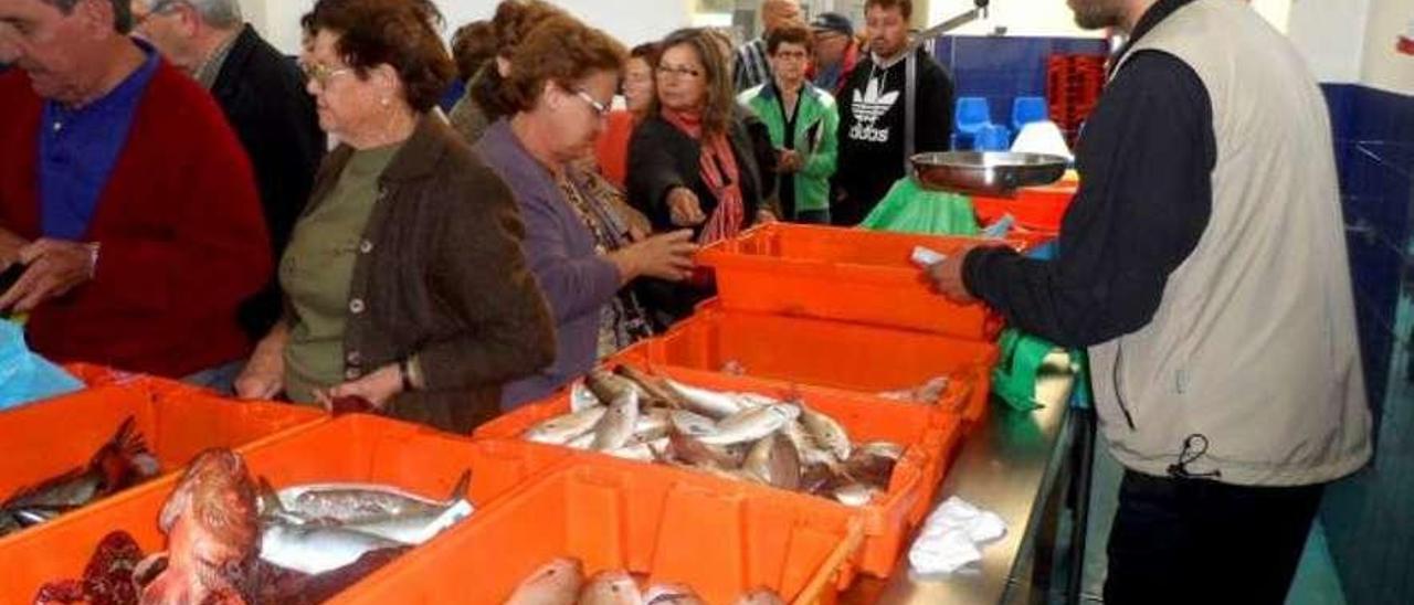 Venta de pescado en la rula de Candás, en una imagen de archivo.