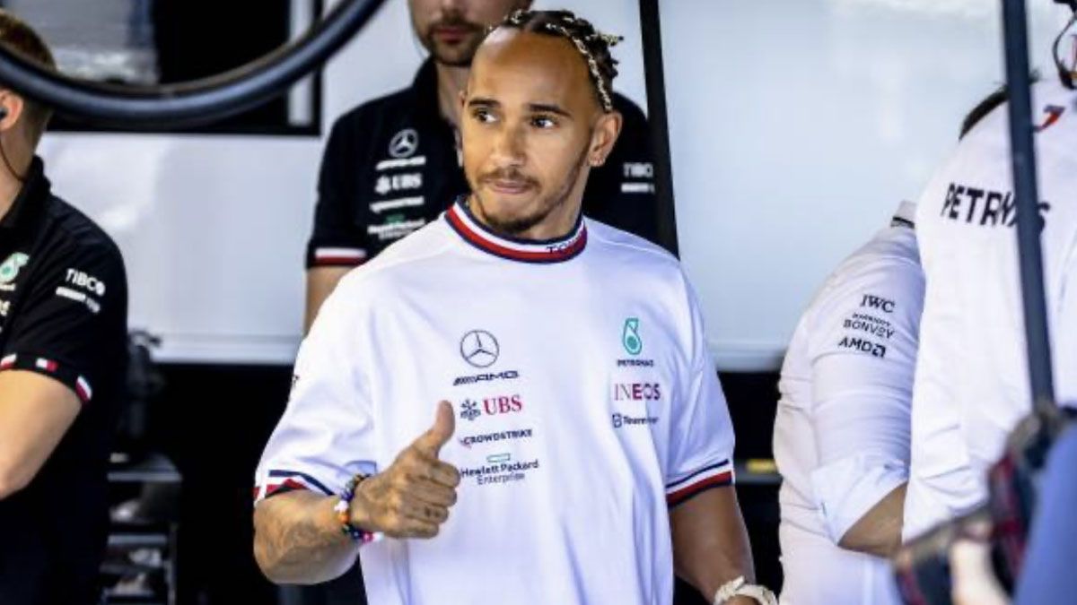 Hamilton, en el box de Mercedes en Francia