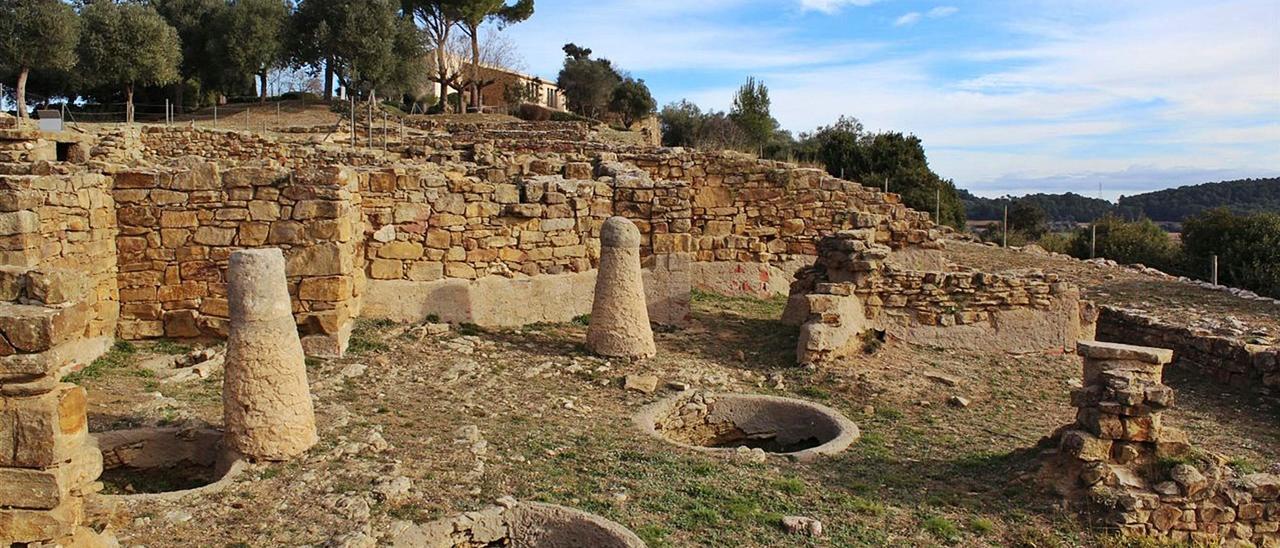 Na imaxe pequena:  a Dama de Elx.  Na fotografía grande: ruínas de orixe ibero-grega nas proximidades de Empúries (Xirona).