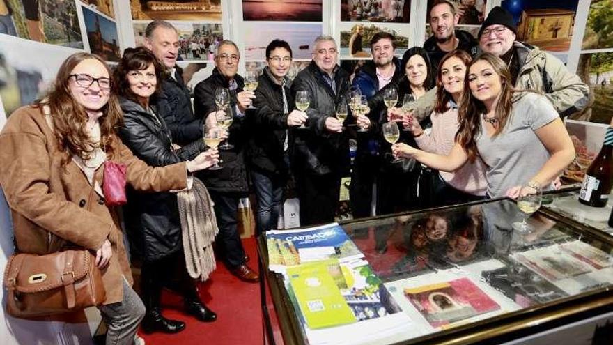 Brindis en la caseta del Concello de Cambados en Ardoaraba. // Fdv