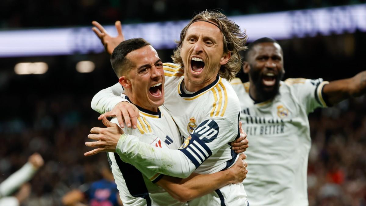 Lucas Vázquez y Luca Modric celebran un gol
