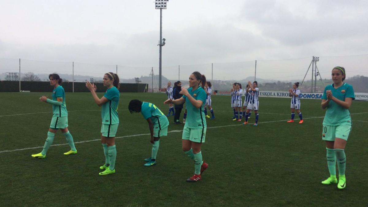 Las jugadoras saludan al final del partido ante la Real