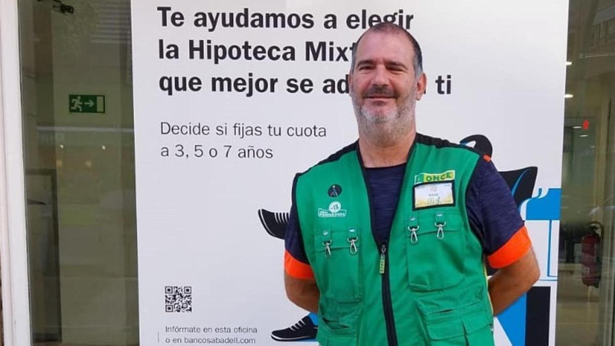 Raúl Fructuoso es vendedor de cupones de la ONCE desde hace más de 20 años