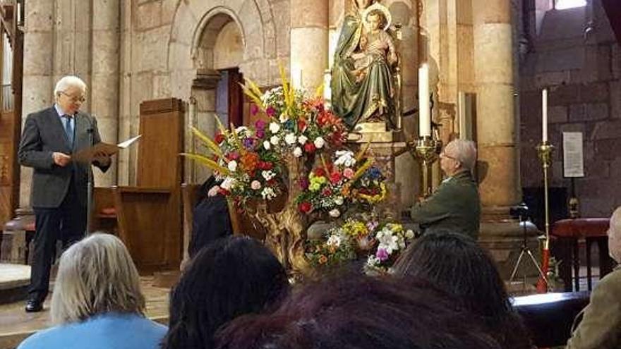 Arriba, Pablo Ortega presenta el réquiem en la basílica de Covadonga. Sobre estas líneas, un momento de la actuación.