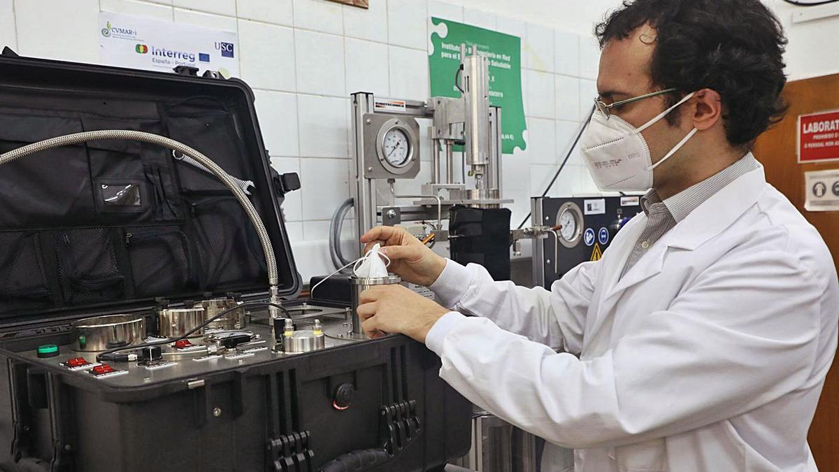 Un investigador, en el laboratorio donde trabaja en Santiago, en una imagen de archivo. |   // XOÁN ÁLVAREZ