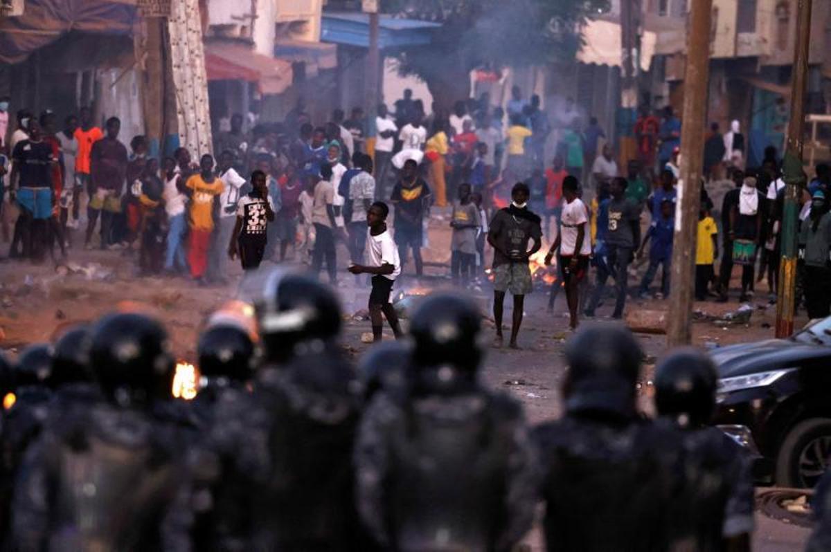 Choques entre la policía senegalesa y opositores en Dakar, el pasado 3 de junio.