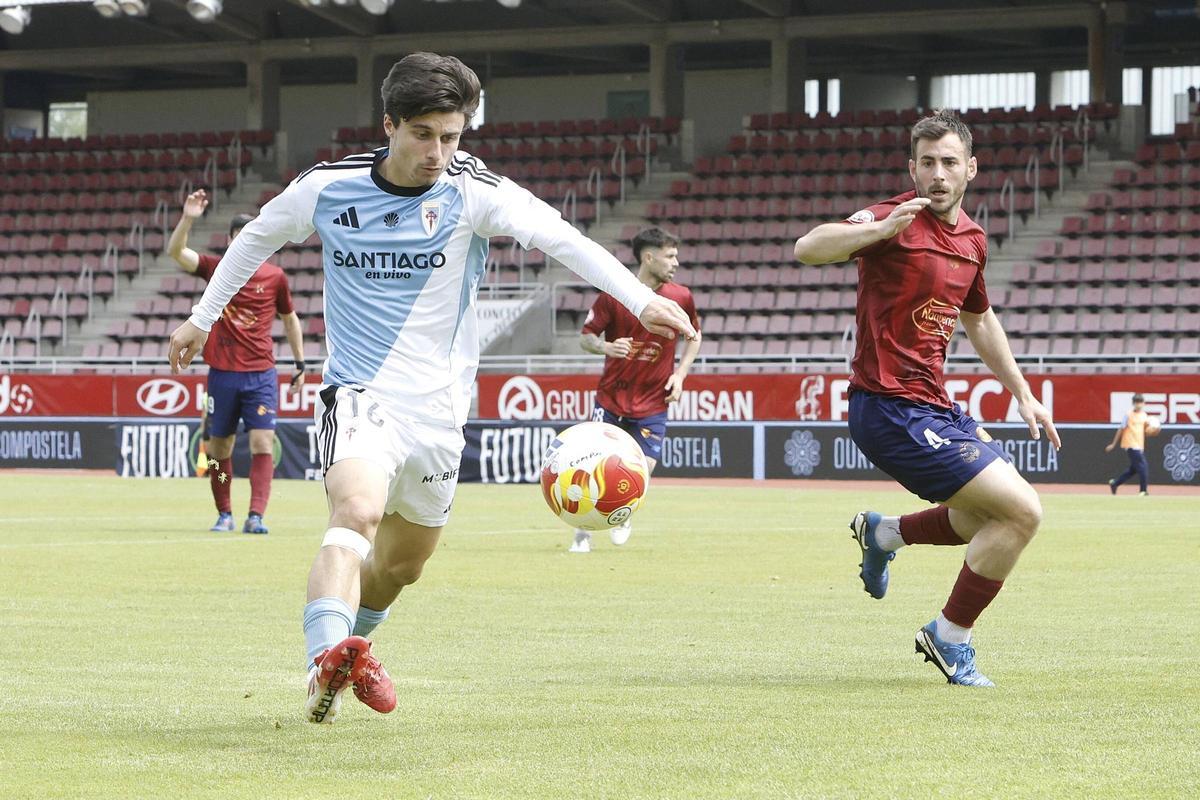 Joaquín Goris procede a golpear el balón durante el partido entre Compostela y Estradense en San Lázaro.