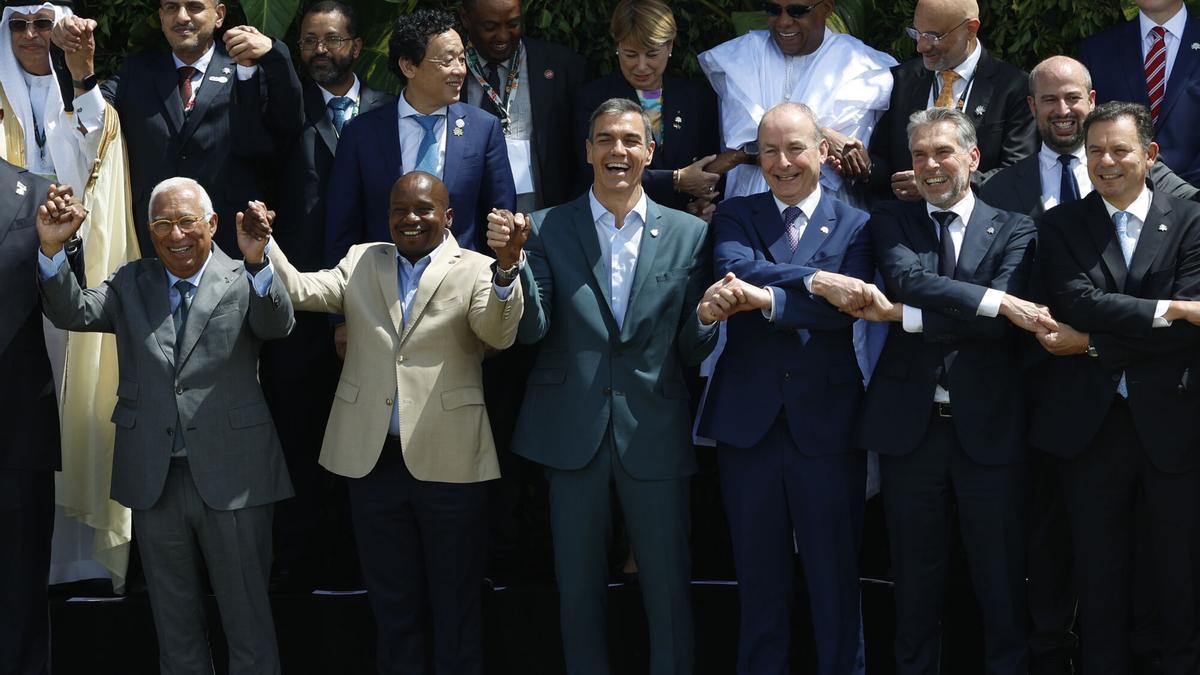 El presidente del Gobierno de España, Pedro Sánchez (c) posa junto a los asistente a la cumbre de lideres de la COP30 este viernes, en el Centro de Convenciones Hangar en Belém (Brasil). Sánchez afirmó con motivo de su participación en la cumbre de líderes de la COP30 de Brasil que, ante la emergencia climática, "no hay que esperar, hay que actuar". EFE/ Antonio Lacerda