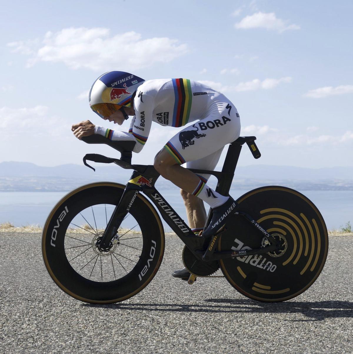 Remco Evenepoel, durant la contrarellotge d’ahir entre Evian-les-Bains i Thon-les-Bains. | YOAN VALAT / EFE / EPA