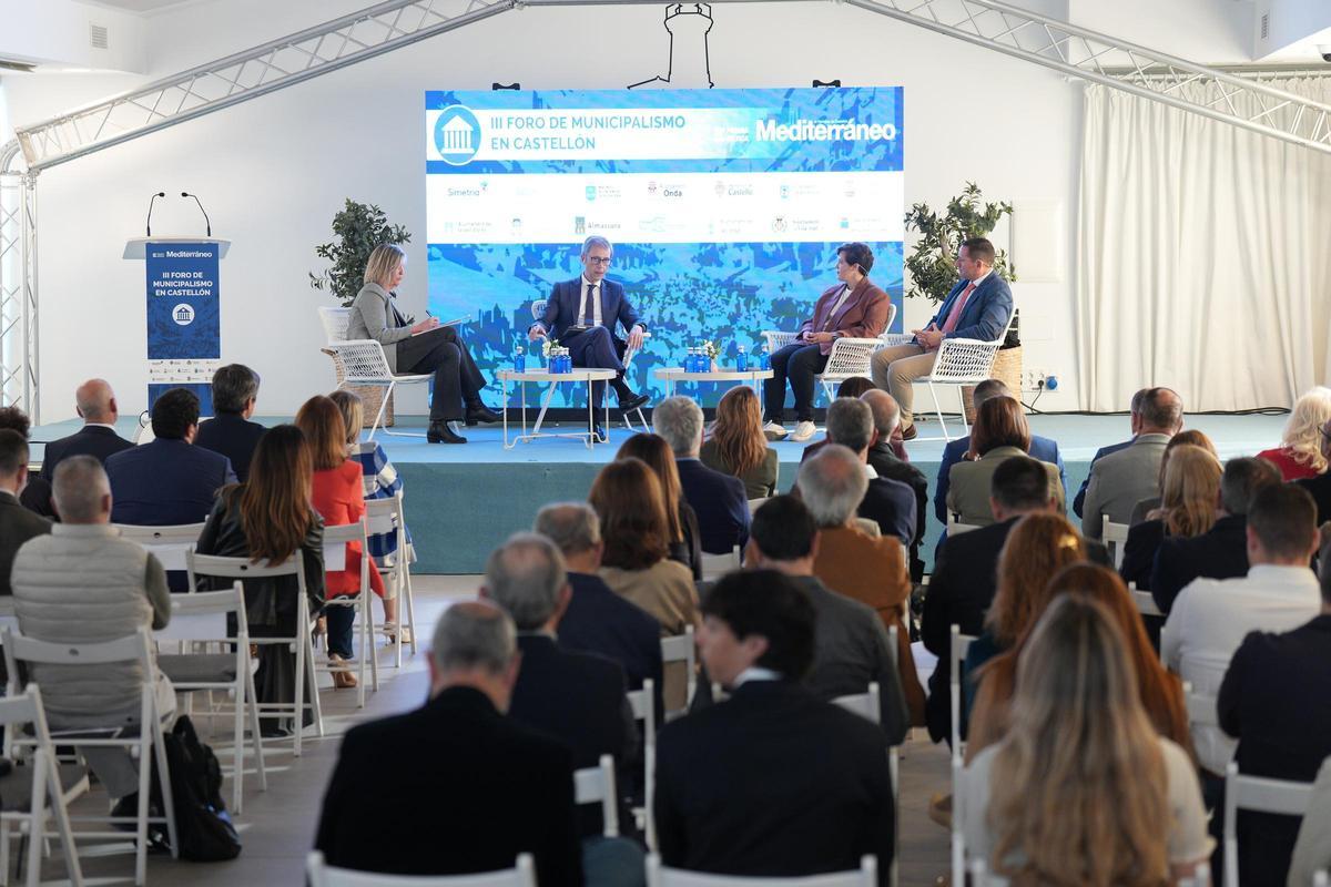 Foto de la primera mesa redonda del III Foro de Municipalismo, que estuvo centrada en cómo actuar frente al déficit de la vivienda.