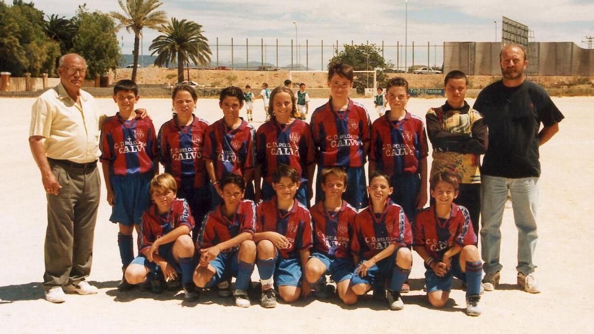 Pep Calvo, a la izquierda, posando con uno de sus equipos