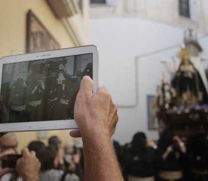 Hay dos semanas santa. La real, la que se vive desde hace siglos en la calle, y la virtual, una nueva que está surgiendo con fuerza y nos lleva a vivir las procesiones a través de una pantalla de móvil o tableta.