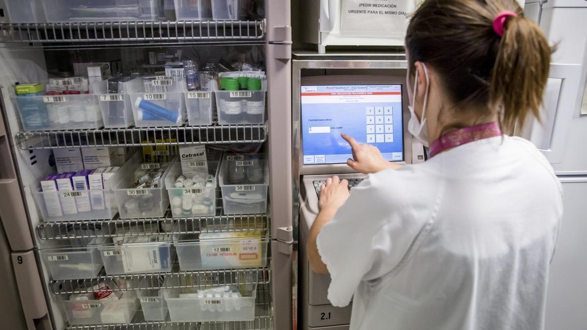 Una infermera prepara la medicació per a un pacient