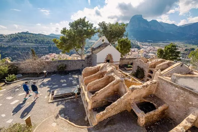 Cementerios como el antiguo de Polop, ya sin uso, el de Guadalest o el de Sella atraen a los visitantes por sus singularidades y el enclave en el que se ubican