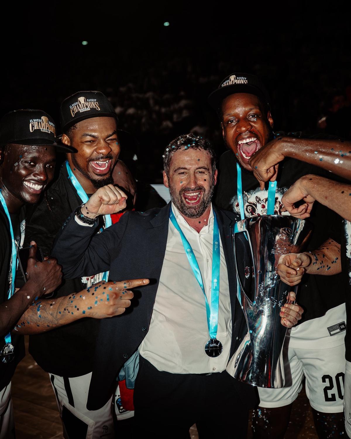 Los jugadores del JL Bourg Basket celebran el título de la Eurocup logrado hace unas semanas.