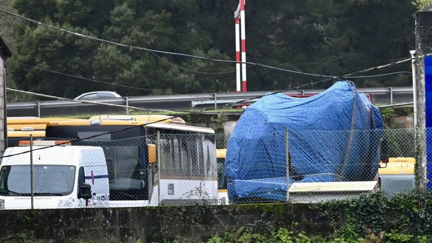 La Guardia Civil analiza el vehículo y prepara la toma de declaración a los dos supervivientes