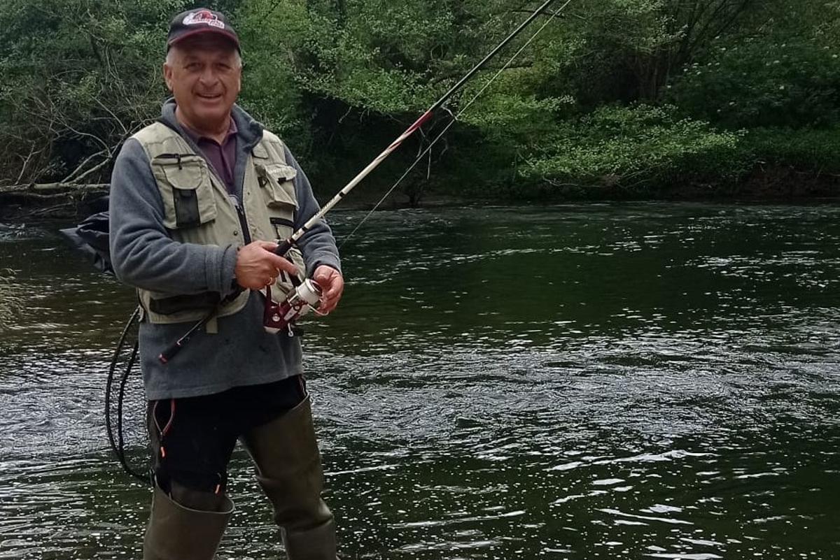 Raúl Rilo pescando en el Esva.
