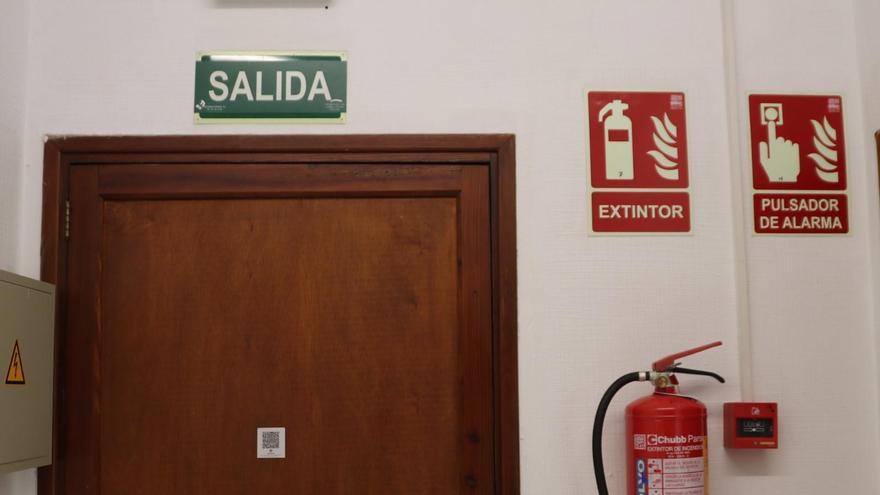 Así son los nuevos carteles que utilizan el castellano y el inglés en el Palau del Consell.