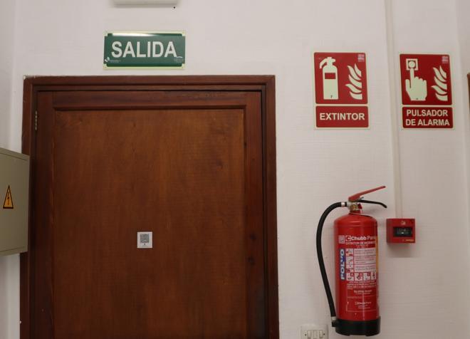 Así son los nuevos carteles que utilizan el castellano y el inglés en el Palau del Consell.