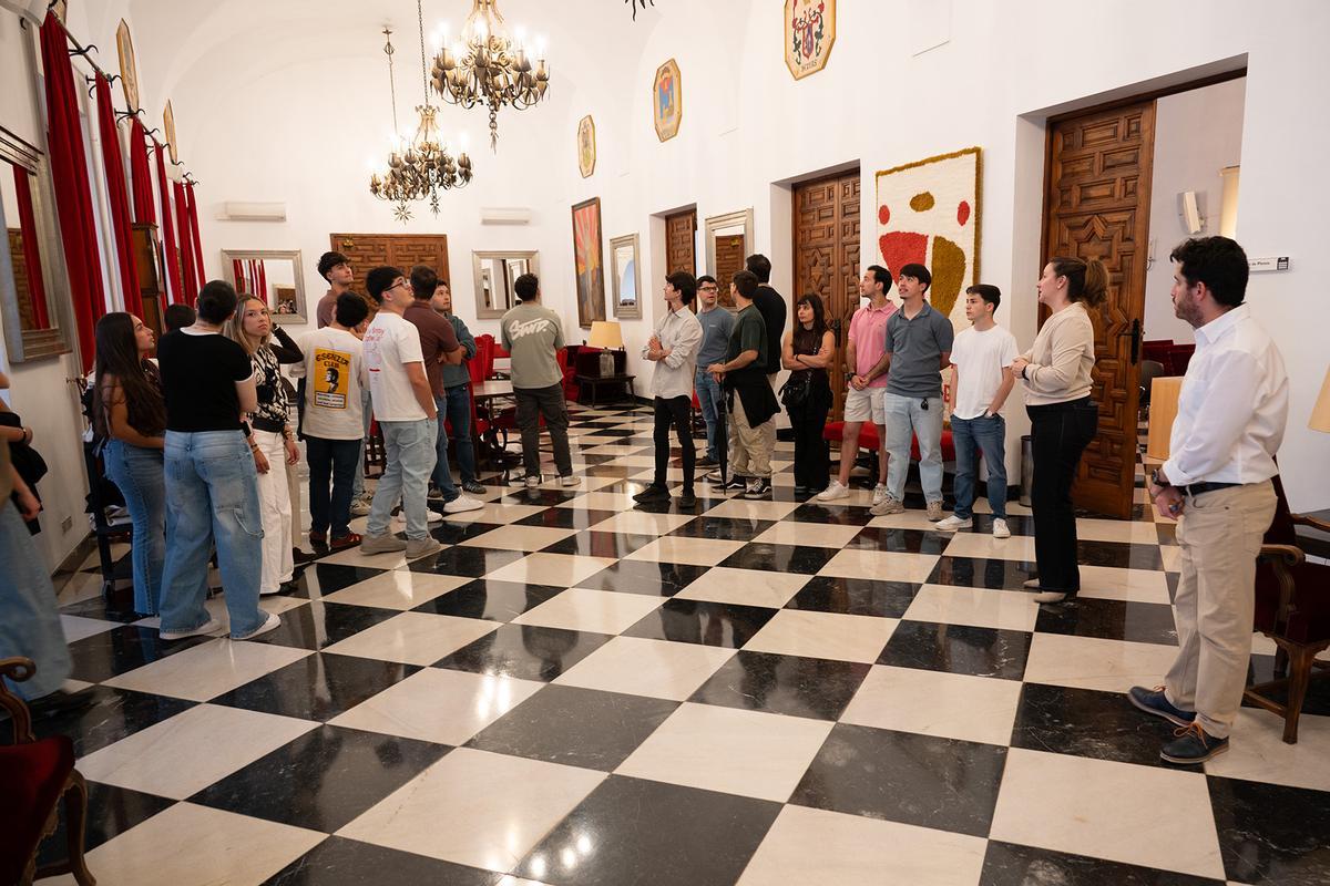 Estudiantes del Doble Grado Derecho y ADE de la Universidad de Extremadura visitan el Palacio Provincial.